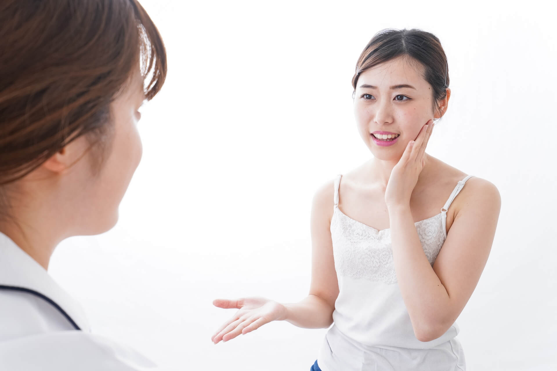 顔の脂肪吸引のダウンタイムとは？症状や経過について