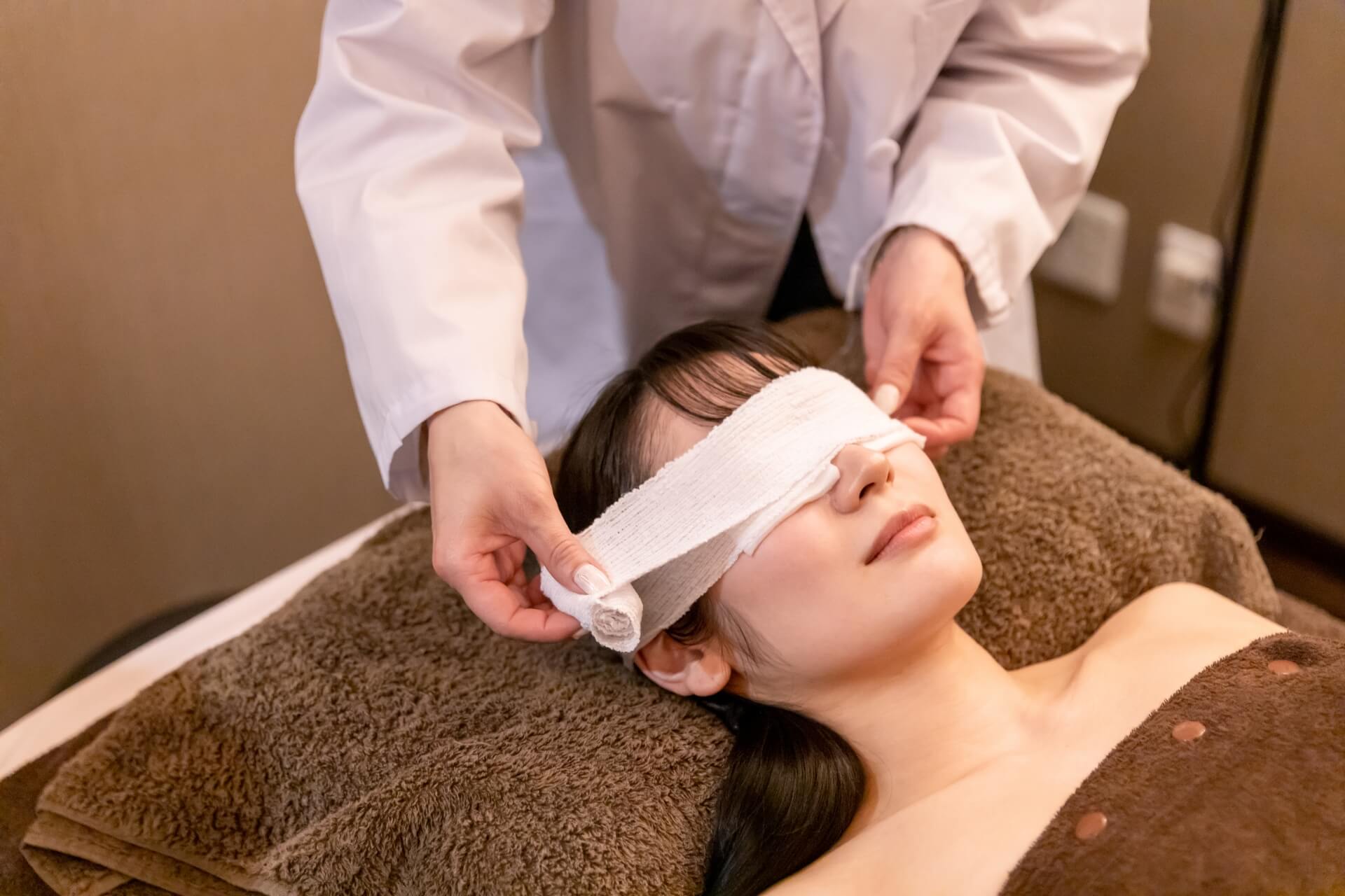 二重埋没法とは？その基本的な仕組みと切開法との違い